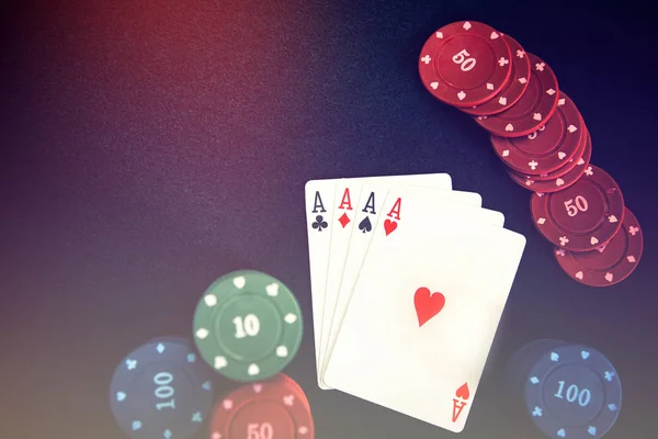 カジノの火かき棒のカードとテーブル上のチップ — ストック写真