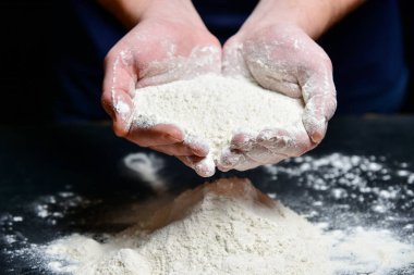 Baker bir avuç un tutar