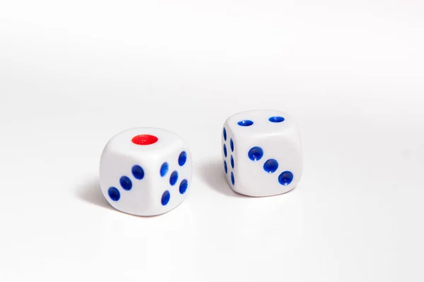 サイコロ ゲーム 白い背景に白いオブジェクト ディスがあるカジノ — ストック写真
