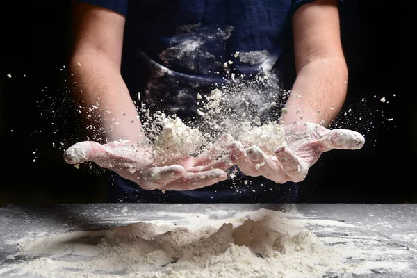 Mãos Masculinas Preparam Pão Torta Pizza Farinha Mãos Cozinhar Jogar — Fotografia de Stock