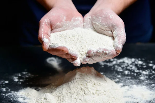 Baker bir avuç un tutar