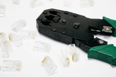 Bükülü tel çifti internet hattı için aracı sıkma vardır web beyaz arka plan üzerinde