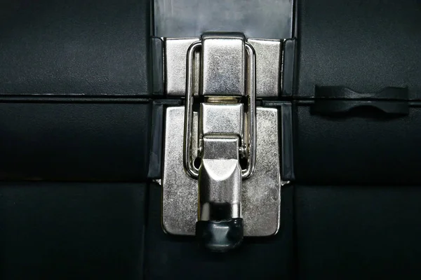 金属闩锁关闭在封闭的工具箱上 保护安全入口 — 图库照片