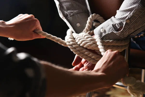Frau bindet Männern die Strickhände — Stockfoto