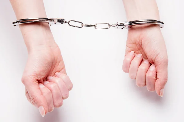 Руки женщины в наручниках. Секс игры с наручниками . — стоковое фото