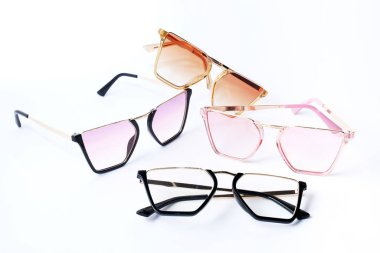 Beyaz arka planda Güneş gözlüğü seti