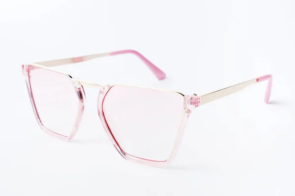 白色背景上带有粉红色透镜的太阳眼镜 — 图库照片