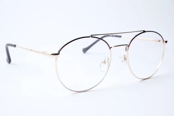 Óculos redondos de vista sobre um fundo branco — Fotografia de Stock