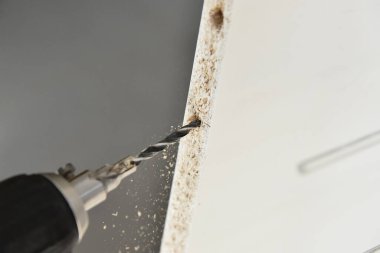 Elektrikli matkap kapanıyor. Mobilya montajı. Evde tamirat var. Ahşap endüstrisi.