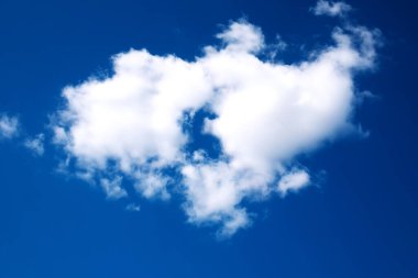 Mavi gökyüzünde beyaz tek bulut