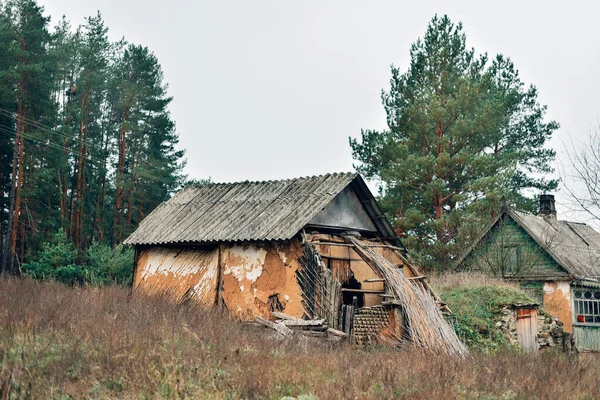 Rumah Tua Runtuh Dekat Hutan Sebuah Tempat Dilemparkan Oleh Orang — Stok Foto