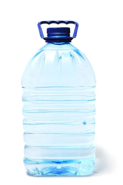Temiz içme suyu olan büyük şeffaf plastik bir şişe. Beyaz arkaplandaki polipropilen kabındaki su izole edildi.