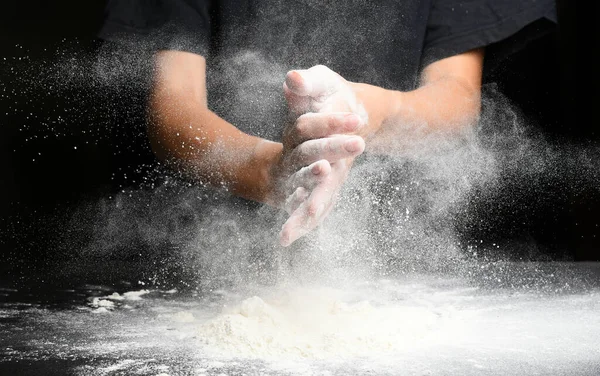 Kobieta Szef Kuchni Klaskać Ręcznie Białej Mąki — Zdjęcie stockowe