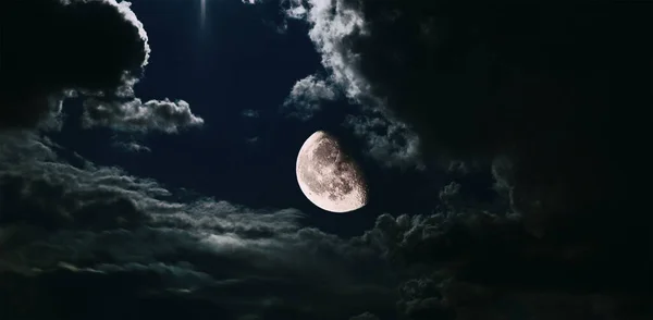 Büyük bir ay ve bulutlarla gece gökyüzü. Mistik bulutların fantezi görüntüsü Ay 'la gece manzarası.