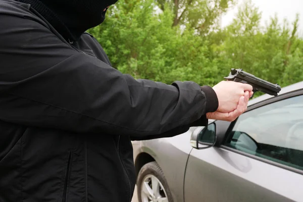 Sequestrar Carro Ameaça Uma Pistola Ataque Armado Homem Numa Balaclava — Fotografia de Stock