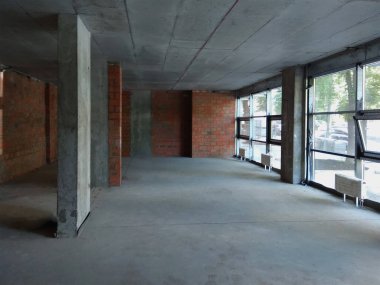 İnşaat bittikten sonra büyük boş bir oda, büyük pencerelerle tamir edilir..