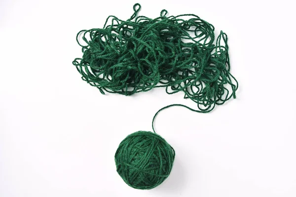 Ball Aus Grünem Faden Und Verworrenen Fäden — Stockfoto