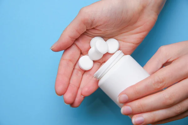 İlaç kullanımı, kız eline ilaç, hap, hap dolduruyor..