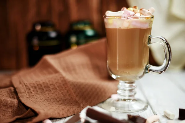 Üveg Csésze Cappuccino Mályvacukorral Közelről Kis Mélységű Élezés — Stock Fotó