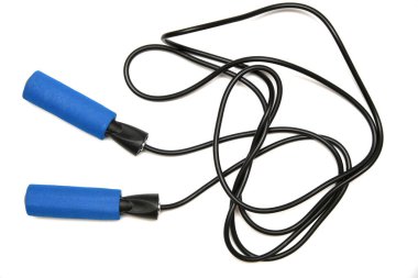 Beyaz arkaplanda atlamak için ip atlanıyor