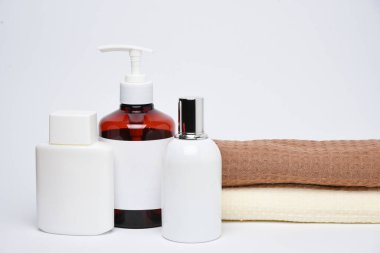 Beyaz arka planda markalaştırma spa ve kozmetik ürünlerini temizleyin