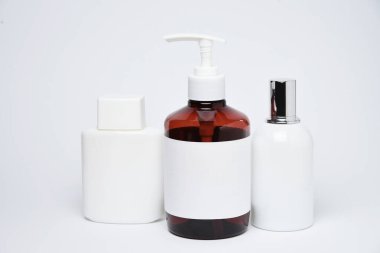 Beyaz arkaplanda boş makyaj malzemeleri ve krema kavanozları