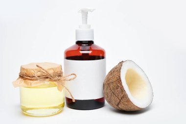 Organik yağlı kavanoz ve şişe. Beyaz arka plandaki konteynırlarda kozmetik tıbbi hazırlıklar