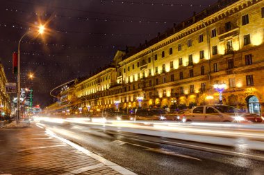 BELARUS, Minsk, 27 Aralık 2018 Belarus Night Minsk, gece vakti Independence Bulvarı 'nda arabalı yol.