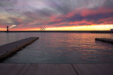 Sochi, gün batımı iskelesinden görünümüne olimpik halka