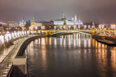 Gece Moskova manzarası. Gece Kremlin görünümünü.