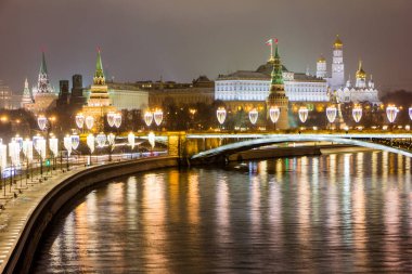 Gece Moskova manzarası. Gece Kremlin görünümünü.