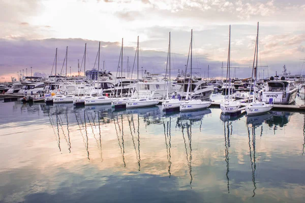 Calma en Sochi, la zona del puerto. Preparación para la regata . — Foto de Stock