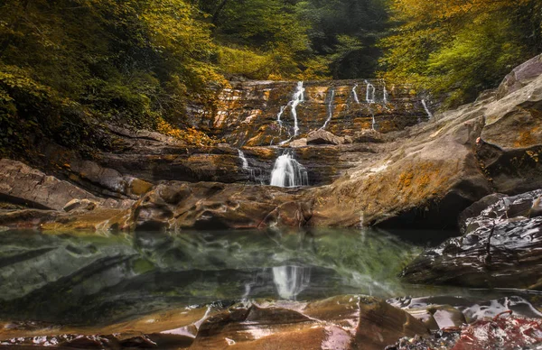 Sotschi, zmeikovskie Wasserfälle Herbst Foto. — Stockfoto