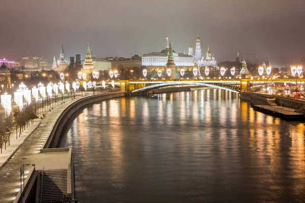Blick auf die Nacht Moskau. Blick auf den nächtlichen Kreml. — Stockfoto