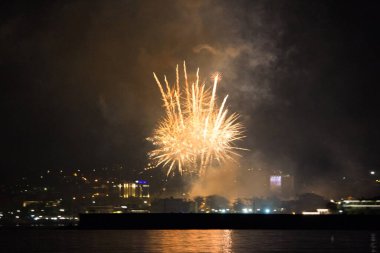 Tatil için gökyüzünde havai fişekler. Havai fişekler.