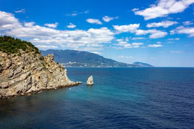 Kırım, Yalta. Deniz manzarası ve uçurumlar. Kırım 'da turizm. Bir deniz manzarasının yaz fotoğrafı.