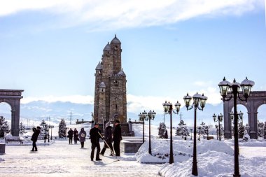 Ingushetia 'da bir kule. Hava güzel. Ingushetia manzarası.
