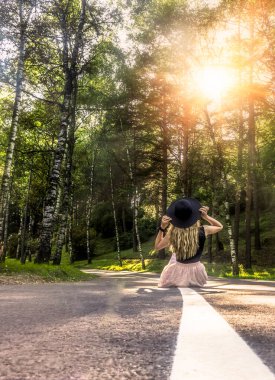 Bahar Yoğun Orman. Güneşin ışınları yaprakların arasından parlıyor..