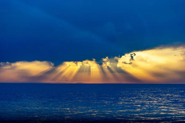秋の嵐の後の夜の海の嵐の雲と荒れ狂う波 — ストック写真