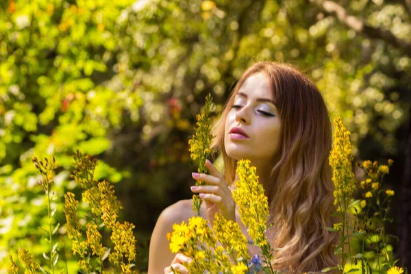 Het Meisje Zit Het Dikke Gras — Stockfoto