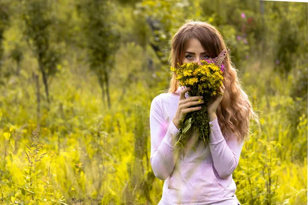 Poli Stojí Dívka Kyticí Divokých Květin — Stock fotografie