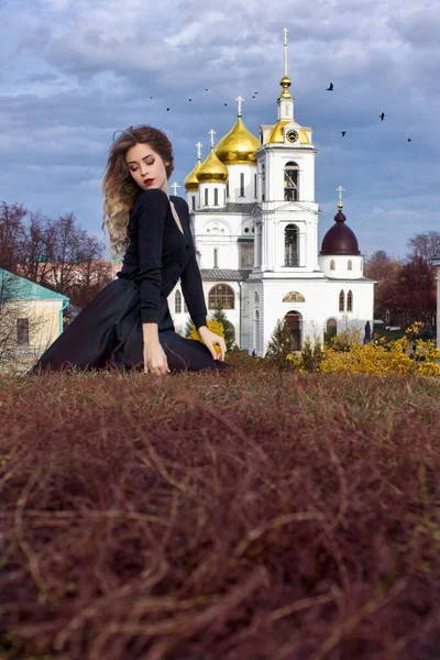 Chica Está Sentada Cerca Iglesia Ciudad Dmitrov Moscú Región —  Fotos de Stock