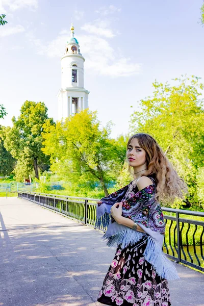 Chica Rusa Cerca Iglesia Pañuelo Para Cabeza —  Fotos de Stock