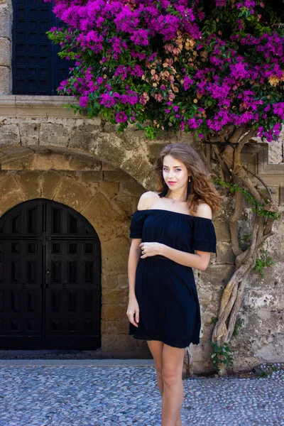 Grecia Rodas 2018 Una Hermosa Niña Con Vestido Negro Encuentra —  Fotos de Stock