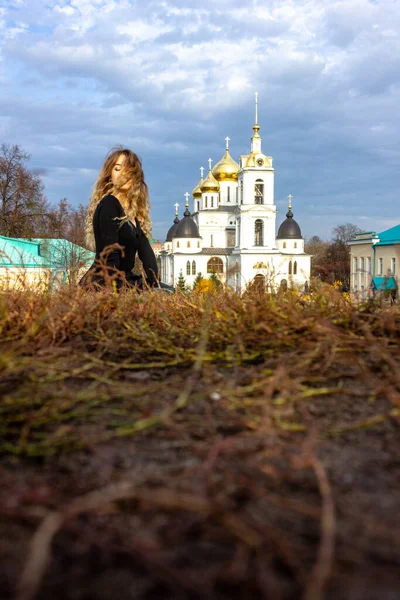 Chica Está Sentada Cerca Iglesia Ciudad Dmitrov Moscú Región —  Fotos de Stock