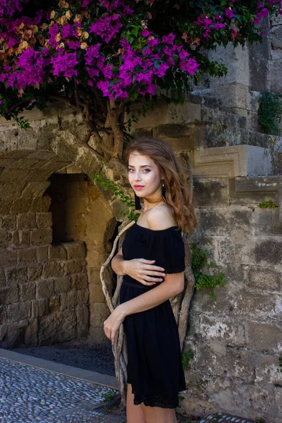 Grecia Rodas 2018 Una Hermosa Niña Con Vestido Negro Encuentra —  Fotos de Stock