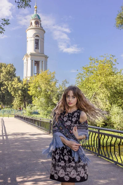 Chica Rusa Cerca Iglesia Pañuelo Para Cabeza —  Fotos de Stock