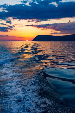 Okyanusta gün batımında öfkeli deniz dalgaları. Denizde fırtına bulutları.