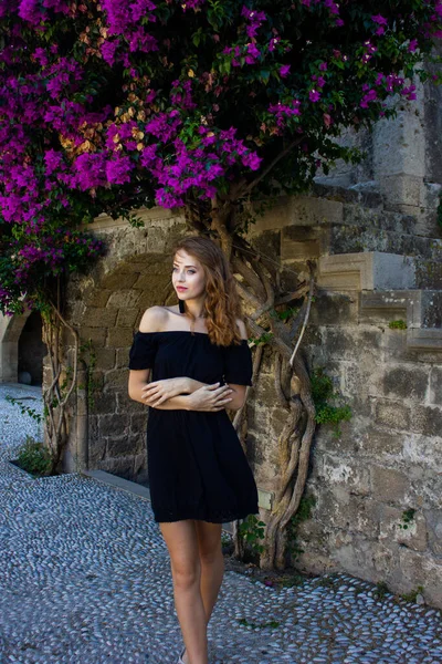 Grecia Rodas 2018 Una Hermosa Niña Con Vestido Negro Encuentra —  Fotos de Stock