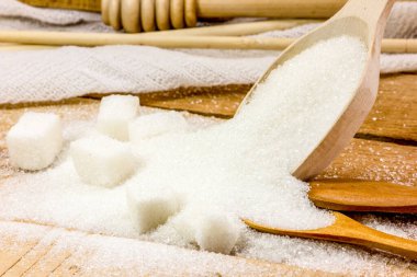 Tahta kaşıklar ve şeker. Diyet olsun. Çok şekerli..